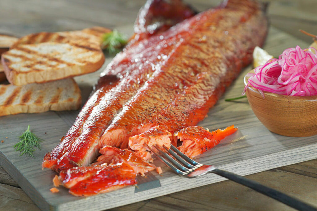 Kun je warm gerookte zalm zo eten?