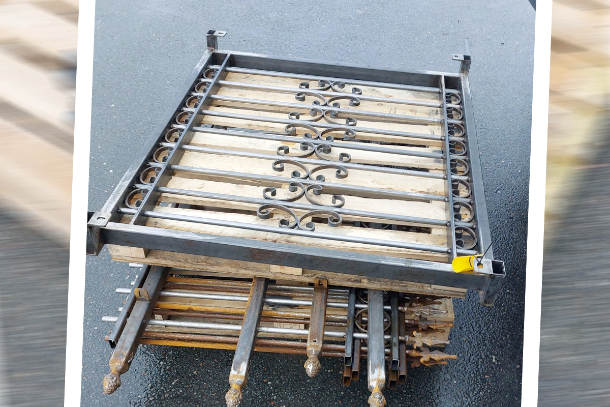 Frans balkonhek met sierkrullen