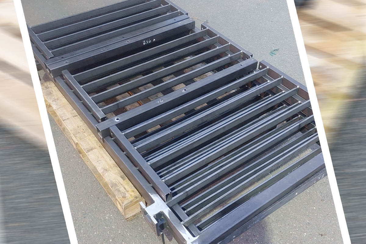 stalen balustrade met stripspijlen