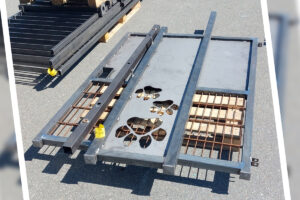 stalen poort met snijwerk