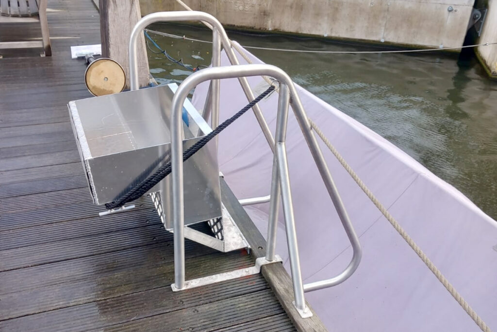 Opstap trapje naar boot