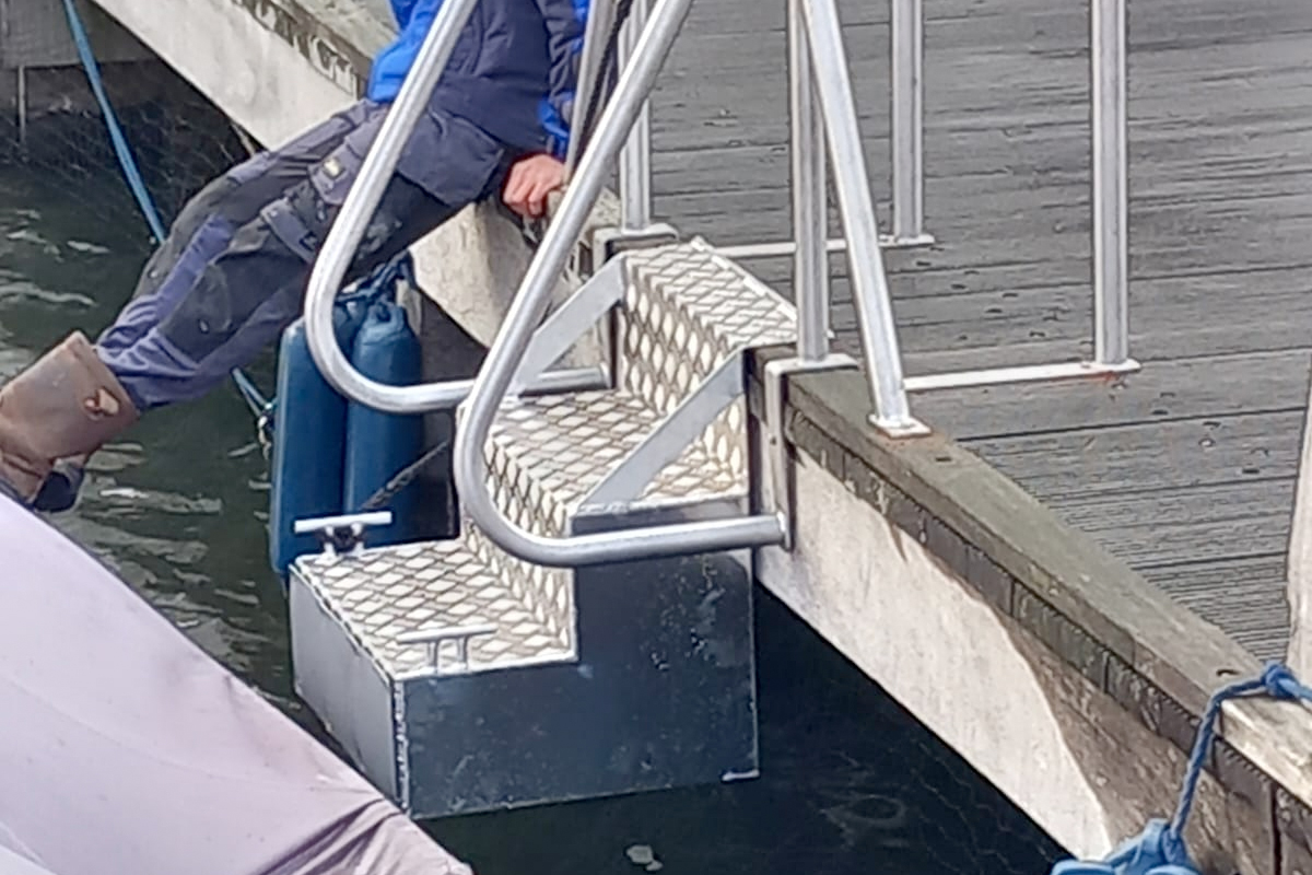 Opstap trapje naar boot
