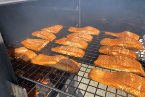 Hoe kan ik zalm roken in een rookton?