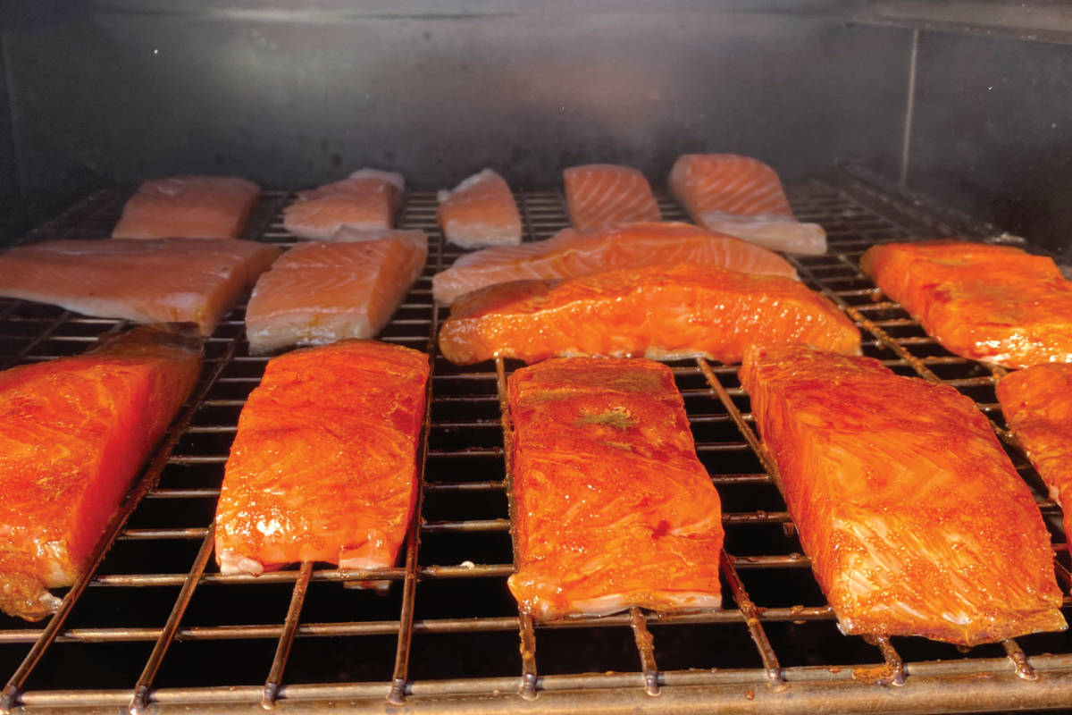Waar rook je zalm mee? Beste houtsoorten voor zalm roken