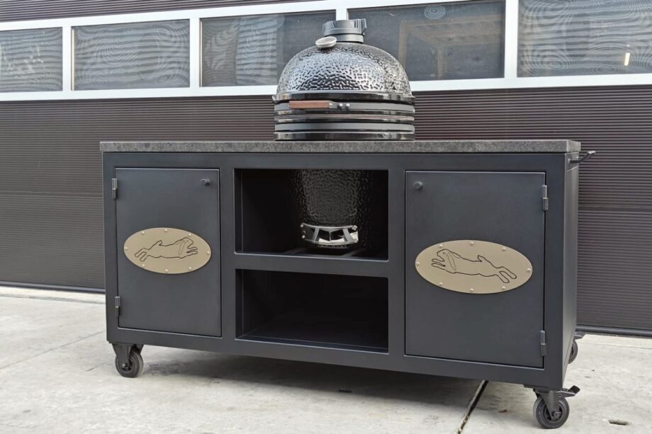 BBQ meubel op maat met kasten en open vakken onder het werkblad