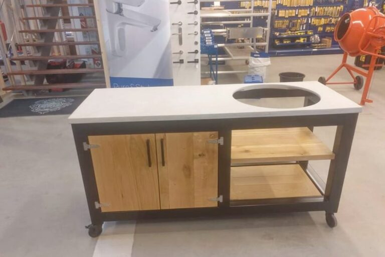 Ruime BBQ tafel op maat voor koken met een grote groep