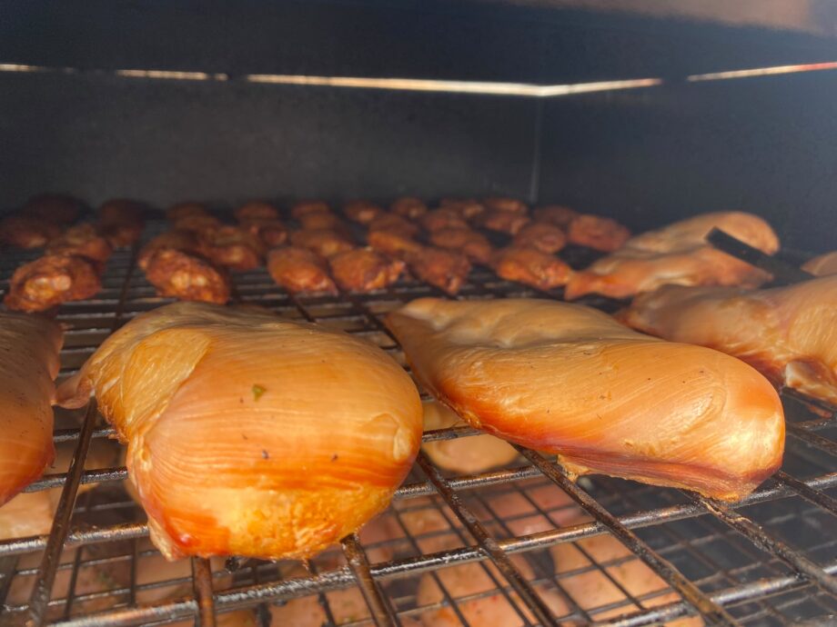 Gerookte kipfilet uit de rookton na het pekelen