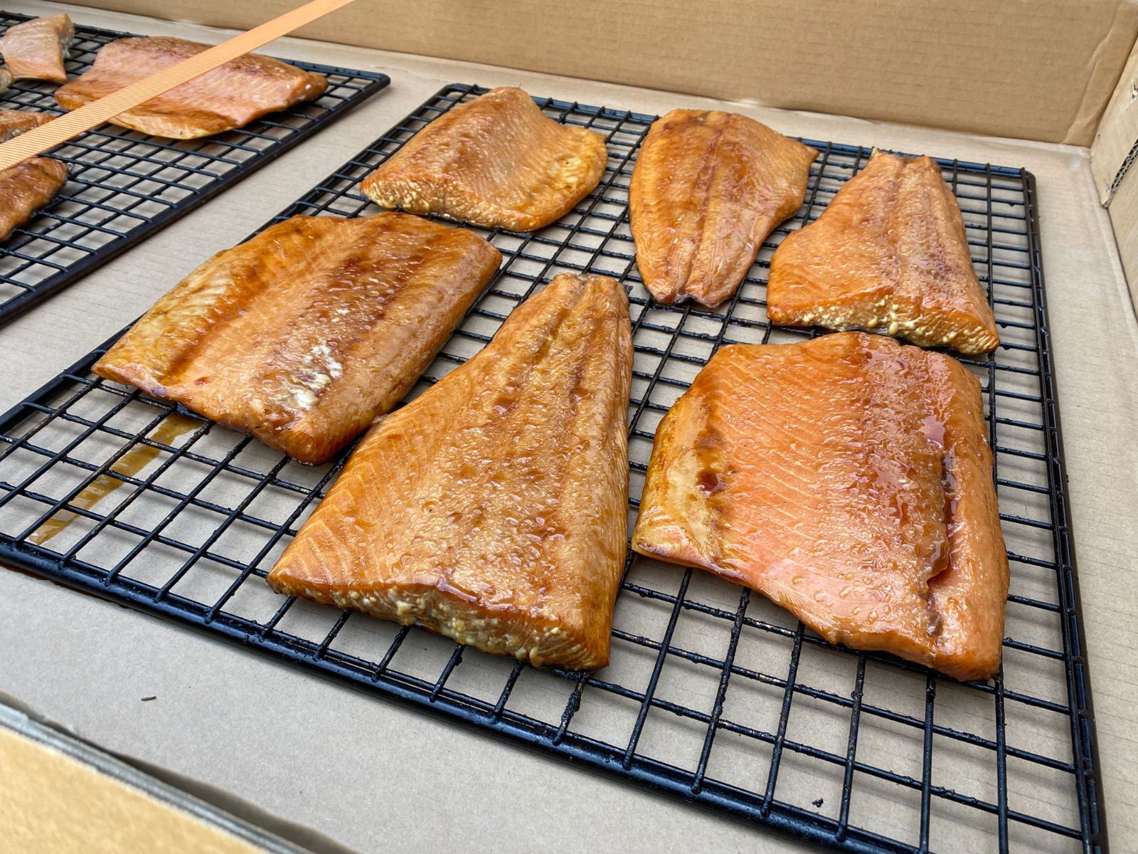 Gerookte zalm met egale amberkleur door een goede pellicle