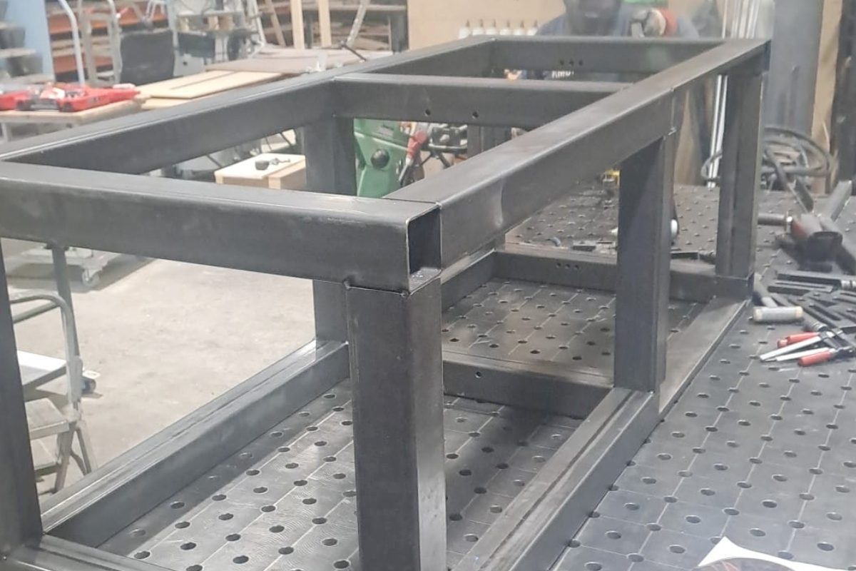 Poedercoaten, cortenstaal of onbehandeld: de afwerking van je BBQ tafel
