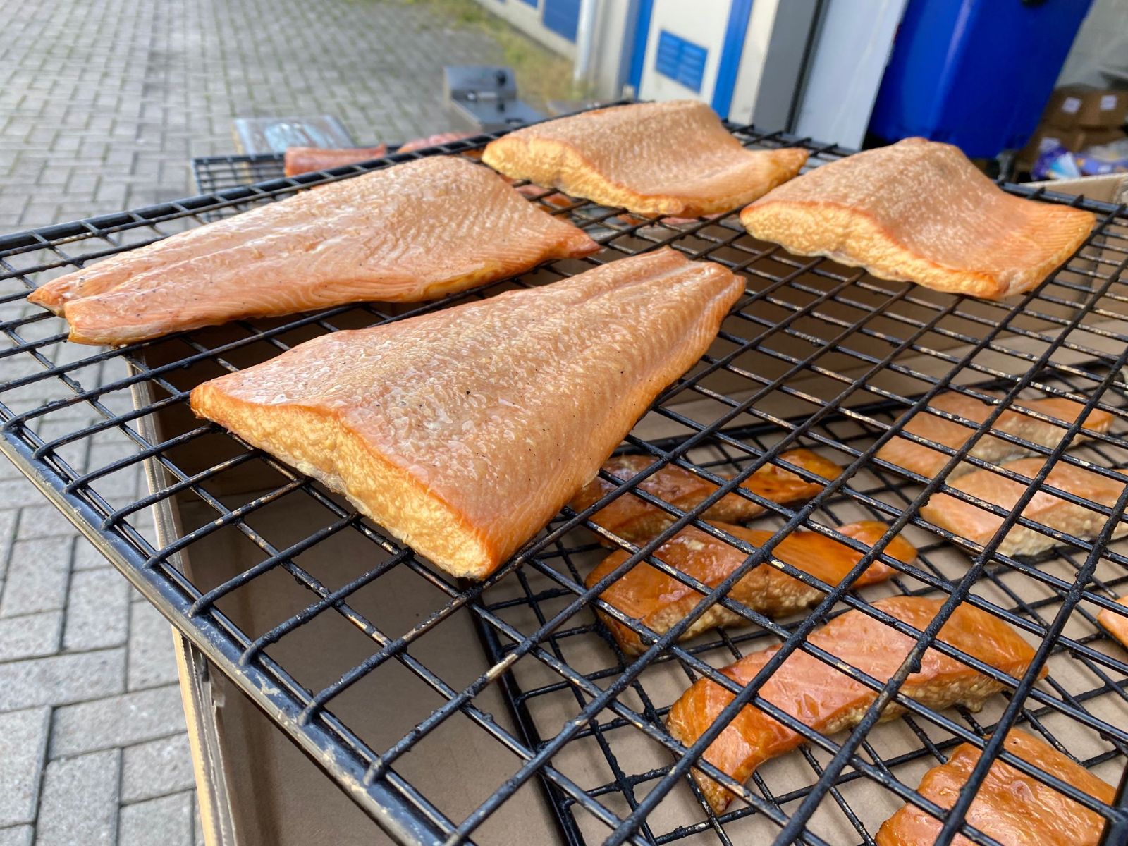 Gerookte zalm voordat de ton wordt schoongemaakt