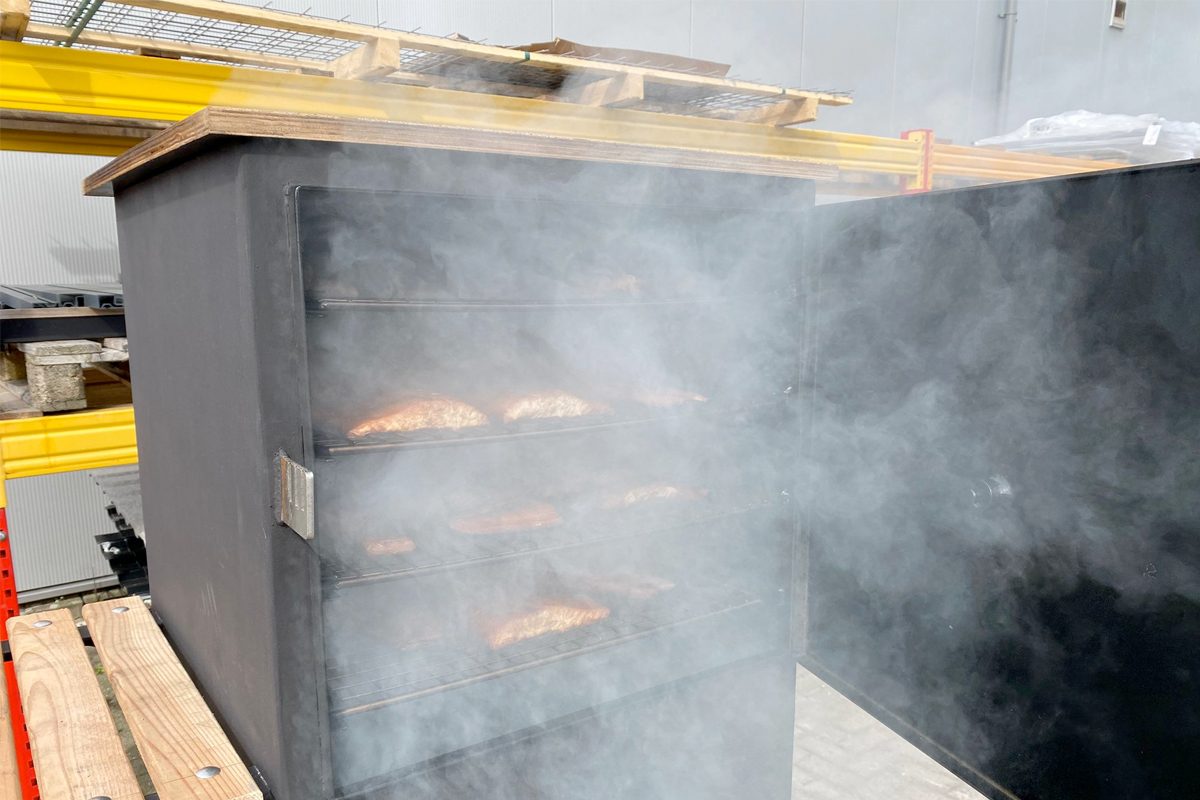 Roosters, haken en speten: zo hang je je product in de rookton