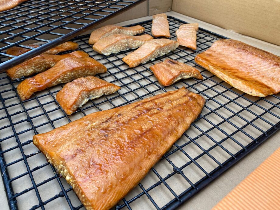 Gerookte zalm met amberkleurige buitenkant