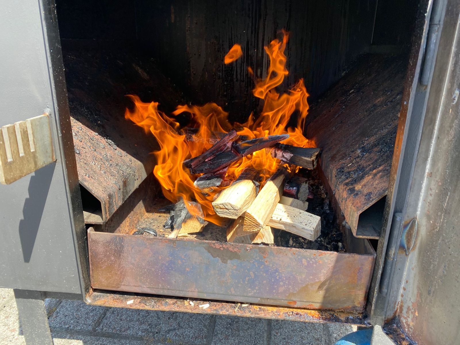 Vuur en rookmot onder in de rookoven