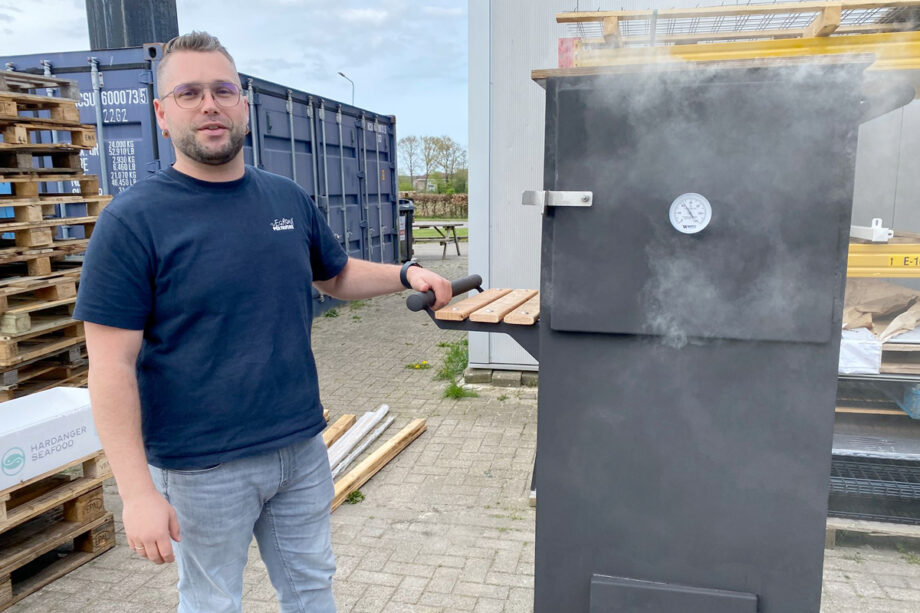 Stalen rookkast in de tuin